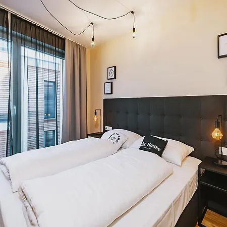 The House Zell Am Aparthotel